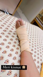 Hina Khan feet photo thumbnail