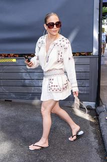 Jennifer Lopez feet photo thumbnail