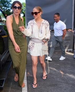 Jennifer Lopez feet photo thumbnail