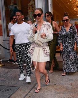 Jennifer Lopez feet photo thumbnail