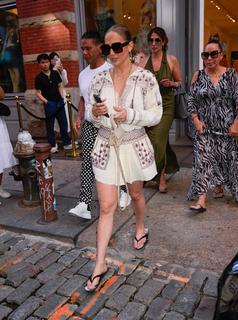 Jennifer Lopez feet photo thumbnail