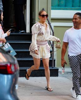Jennifer Lopez feet photo thumbnail