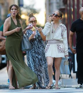 Jennifer Lopez feet photo thumbnail