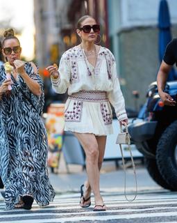 Jennifer Lopez feet photo thumbnail