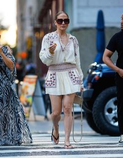 Jennifer Lopez feet photo thumbnail