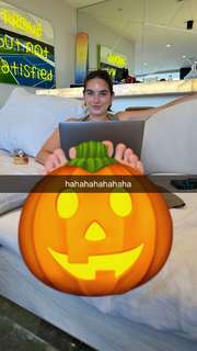 Natalie Noel Mariduena feet photo thumbnail