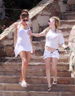 Avril Lavigne feet photo thumbnail
