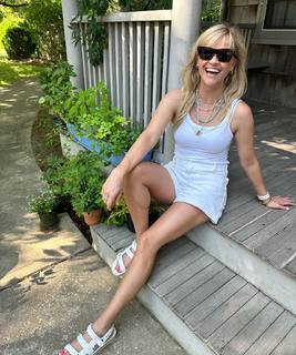 Reese Witherspoon feet photo thumbnail