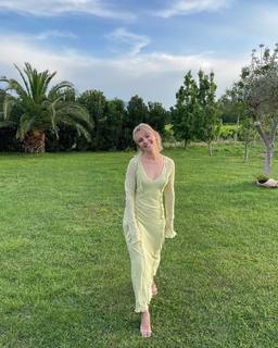 AnnaSophia Robb feet photo thumbnail