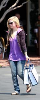 Avril Lavigne feet photo thumbnail