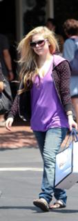 Avril Lavigne feet photo thumbnail