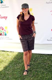 Daisy Fuentes feet photo thumbnail