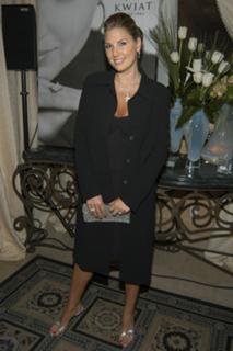 Daisy Fuentes feet photo thumbnail
