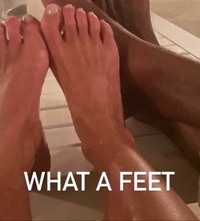 Kelly Ripa feet photo thumbnail