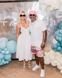 Khloé Kardashian feet photo thumbnail
