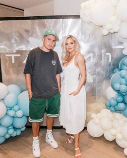 Khloé Kardashian feet photo thumbnail