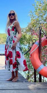 Khloé Kardashian feet photo thumbnail