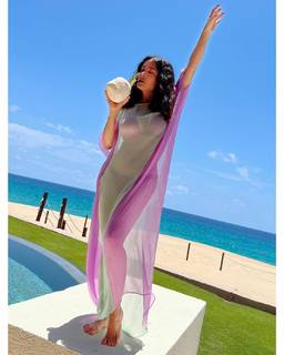 Salma Hayek feet photo thumbnail