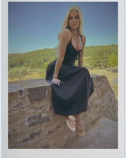 Khloé Kardashian feet photo thumbnail