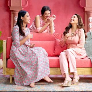Madhuri Dixit feet photo thumbnail