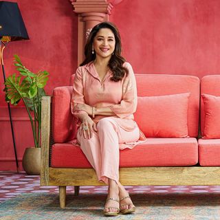 Madhuri Dixit feet photo thumbnail