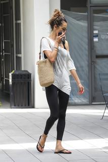 Alessandra Ambrosio feet photo thumbnail