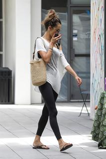 Alessandra Ambrosio feet photo thumbnail