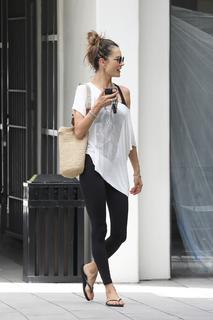 Alessandra Ambrosio feet photo thumbnail