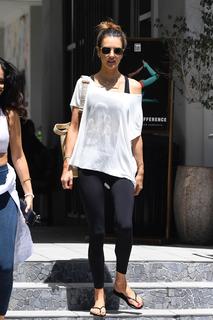 Alessandra Ambrosio feet photo thumbnail