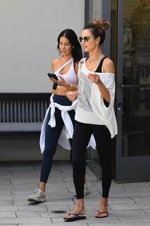 Alessandra Ambrosio feet photo thumbnail
