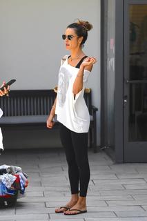 Alessandra Ambrosio feet photo thumbnail