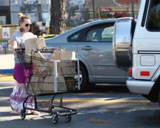 Hilary Duff feet photo thumbnail