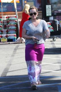Hilary Duff feet photo thumbnail