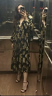 Karisma Kapoor feet photo thumbnail