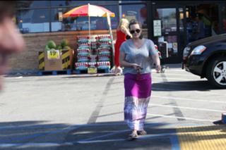 Hilary Duff feet photo thumbnail