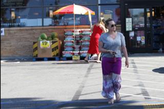 Hilary Duff feet photo thumbnail