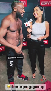 Megan Olivi feet photo thumbnail