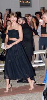 Taylor Swift feet photo thumbnail