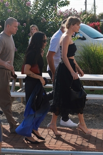 Taylor Swift feet photo thumbnail