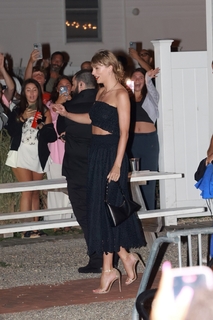 Taylor Swift feet photo thumbnail