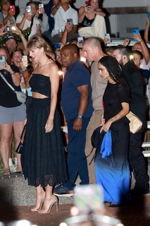 Taylor Swift feet photo thumbnail