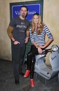 Elle Macpherson feet photo thumbnail