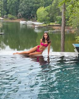 Olivia Culpo feet photo thumbnail