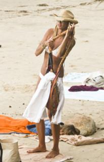 Elle Macpherson feet photo thumbnail