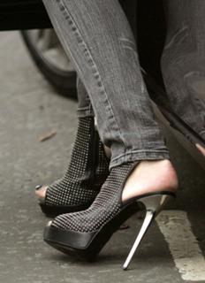Elle Macpherson feet photo thumbnail