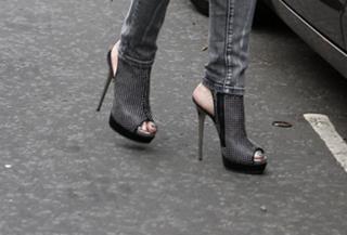 Elle Macpherson feet photo thumbnail