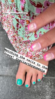 Elizabeth Banks feet photo thumbnail