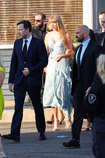 Taylor Swift feet photo thumbnail