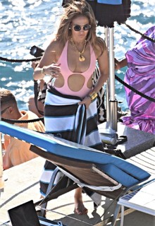 Jennifer Lopez feet photo thumbnail