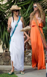 Elle Macpherson feet photo thumbnail